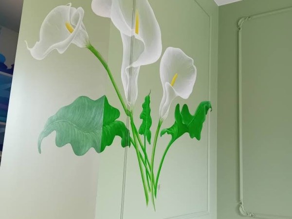 Un décor peint sur mesure du sol au plafond – Arums, oiseaux et marches&nbsp;poétiques